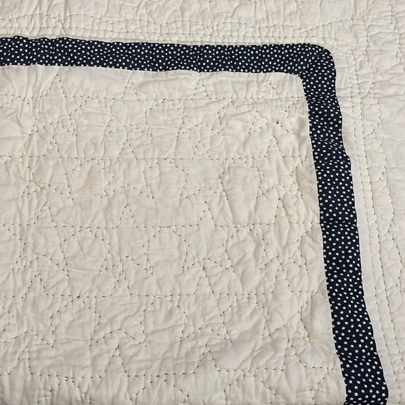 EUC white and navy star quilt - Picture 4 of 5